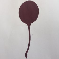 Ein einzelner roter Ballon