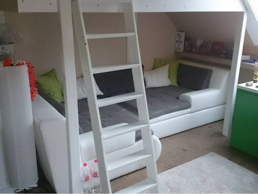 Hochbett mit Sofa darunter