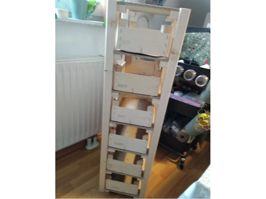 Hohes Regal aus Holz
