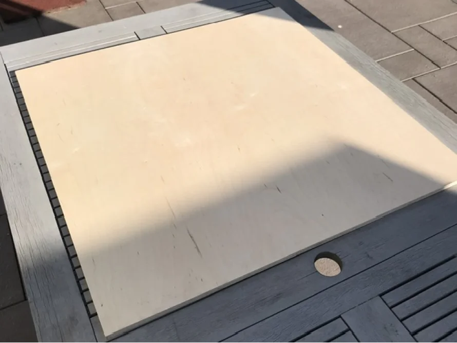 Sperrholzplatte auf einem Gartentisch