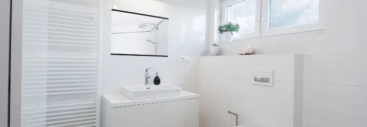 Modernes Badezimmer in Weiß