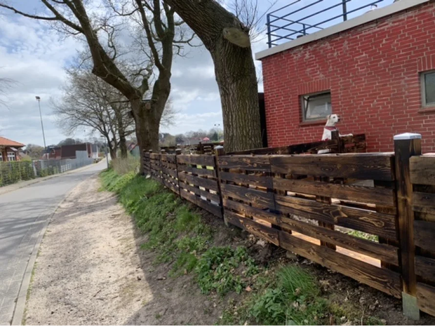 Gartenzaun aus dunklem Holz