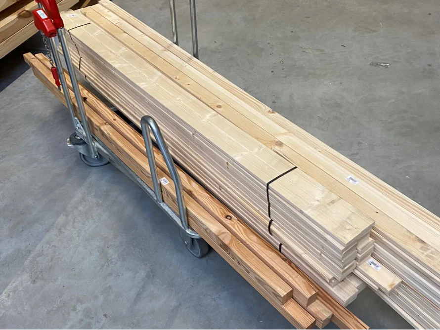 Holzbalken auf einem Transportwagen
