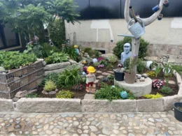 Bunter Garten mit Figuren und Steinen