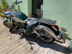 Motorrad mit Skateboard auf dem Gepäckträger