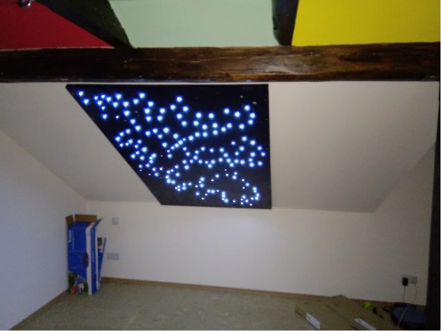 LED-Sternenhimmel an Dachschräge