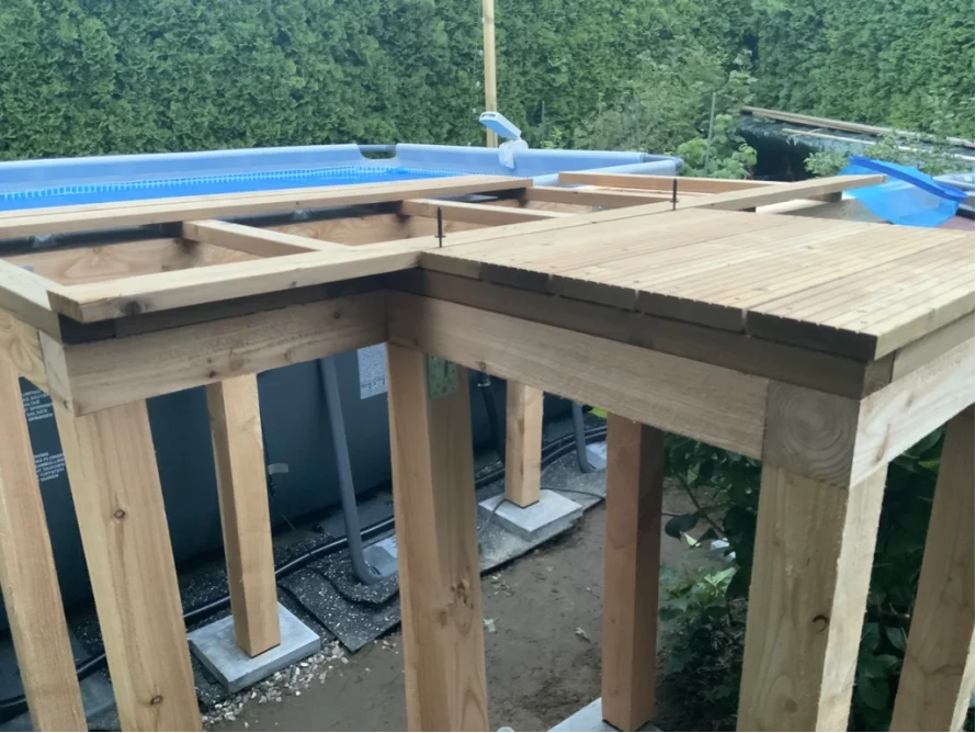 Holzrahmen einer Poolumrandung