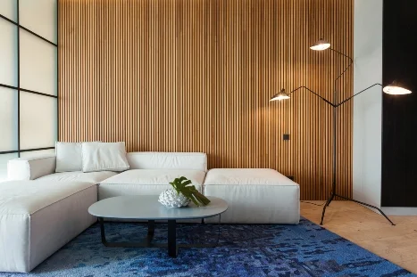 Ein modernes Wohnzimmer mit einer Holzlattenwand.
