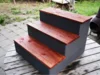 Kleine Holztreppe mit drei Stufen