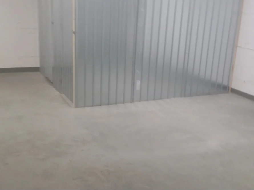 Leerer Raum mit Betonboden