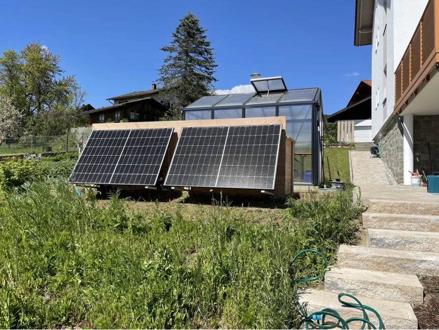 Solarpanele vor einem Gartenhaus