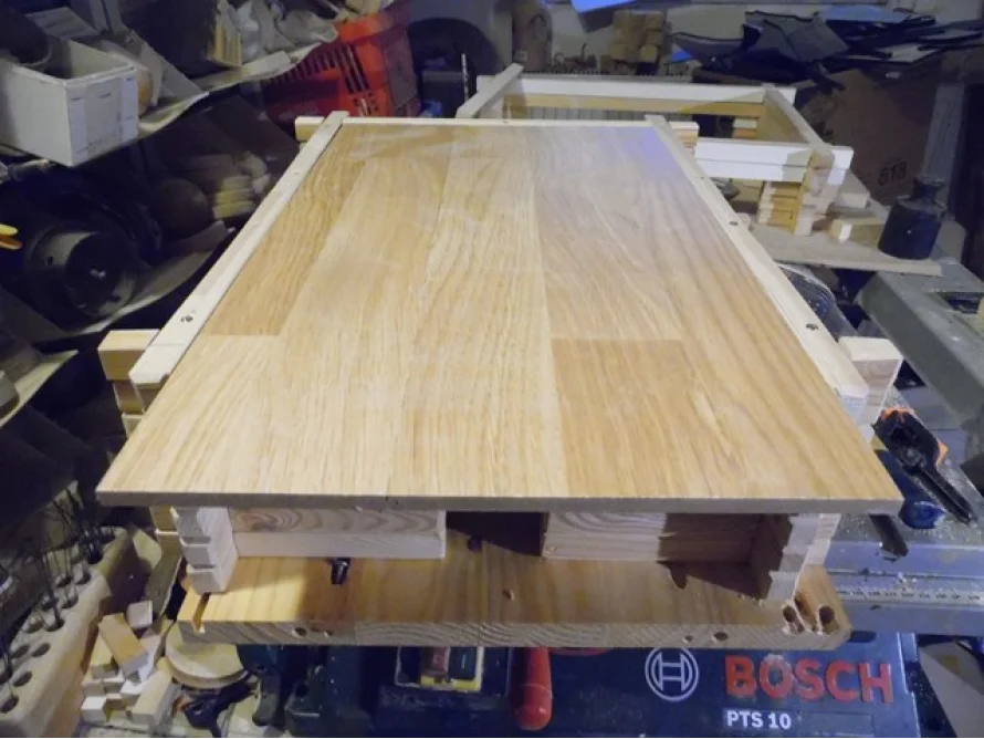 Holzplatte auf einem Rahmen aus Holz