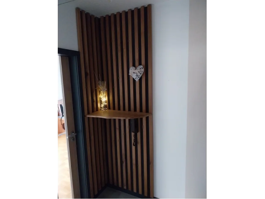 Holzwand mit Regal
