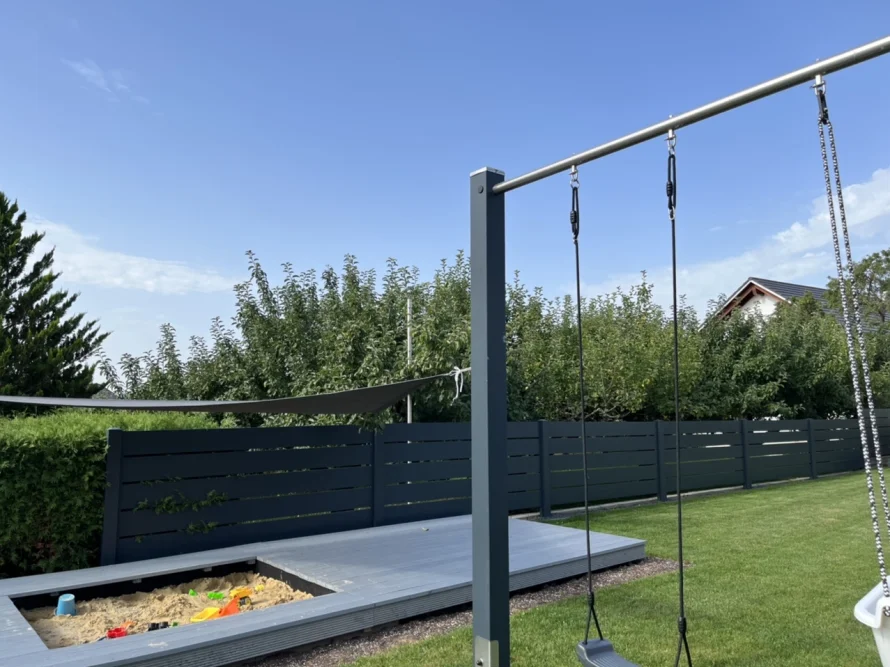 Leere Gartenschaukel auf Rasenfläche