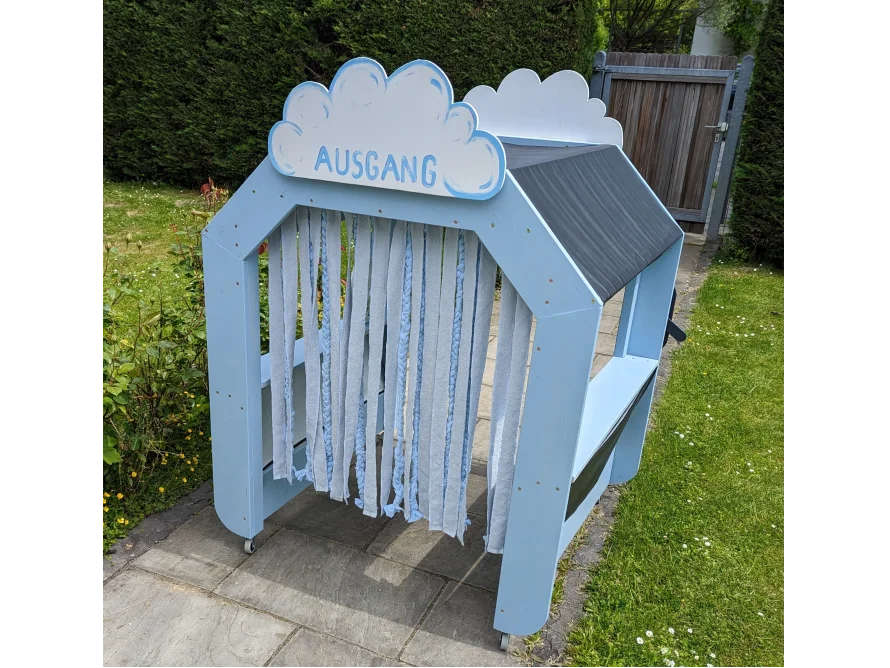 Blauer Spielstand mit Vorhängen