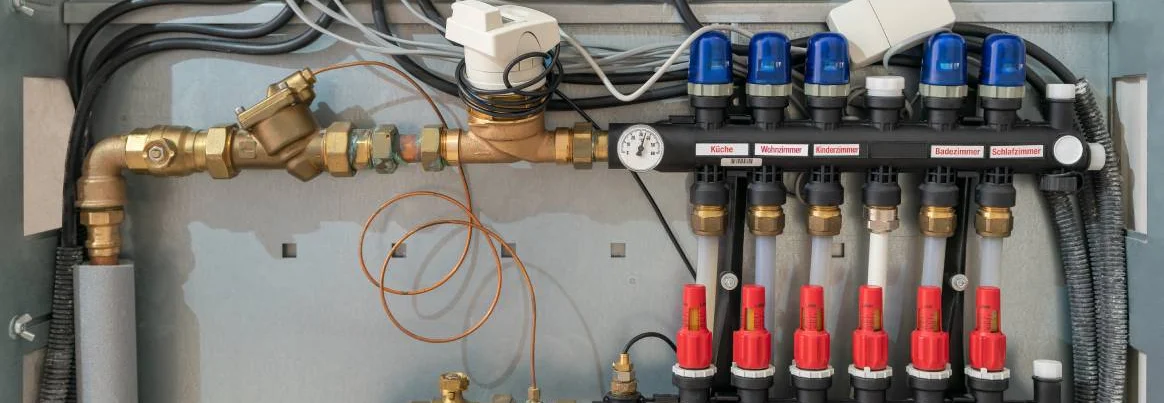 Energieeinsparung durch den hydraulischen Abgleich am Heizkreisverteiler der Fußbodenheizung.