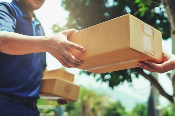 Paketübergabe im Freien