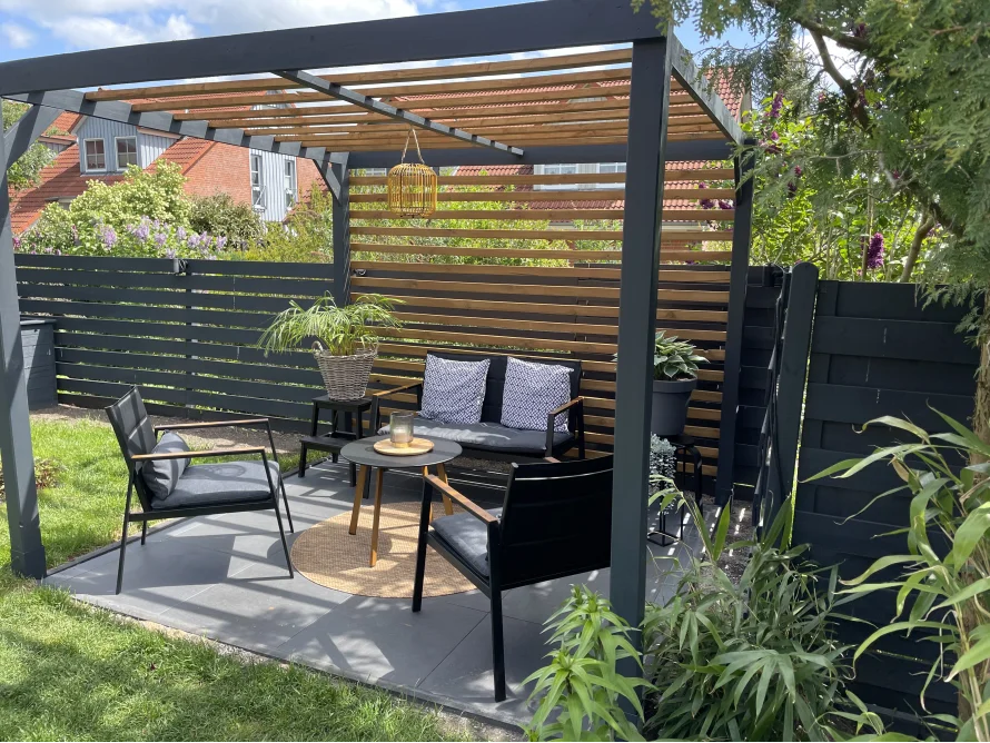 Gemütliche Sitzecke auf einer Terrasse