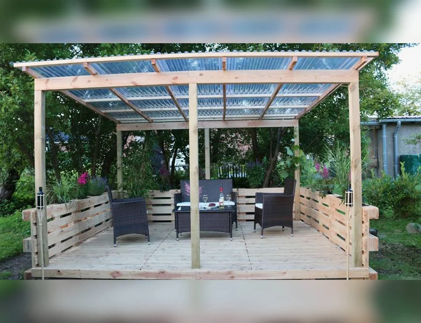 Gartenlaube aus Holz mit Wellblechdach