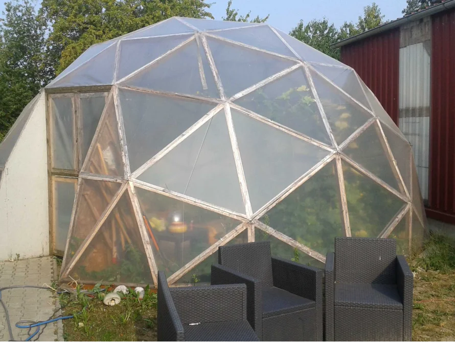 Geodätisches Gewächshaus im Garten
