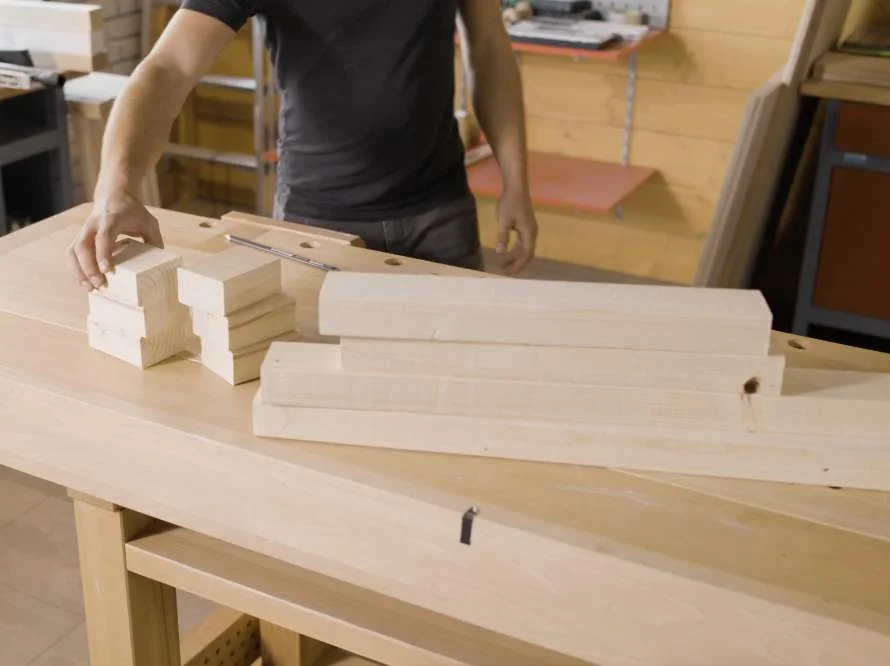 Viele verschiedene zugeschnittene Holzbretter und Holzstücke