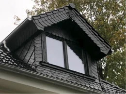 Schwarzes Schieferdach mit Dachfenster