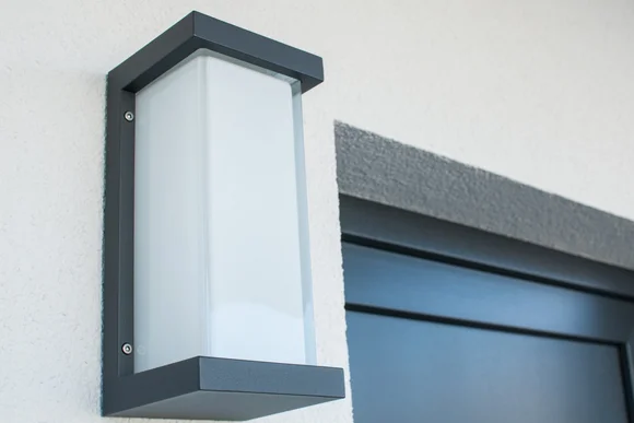 Moderne Außenleuchte an Hauswand