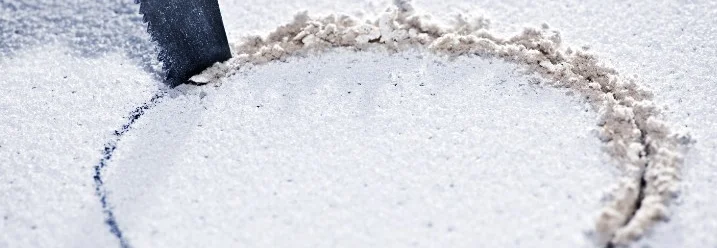 Säge schneidet Kreis in Fliese
