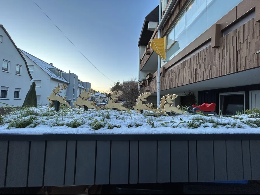Weihnachtsdekoration auf Gartenhaus