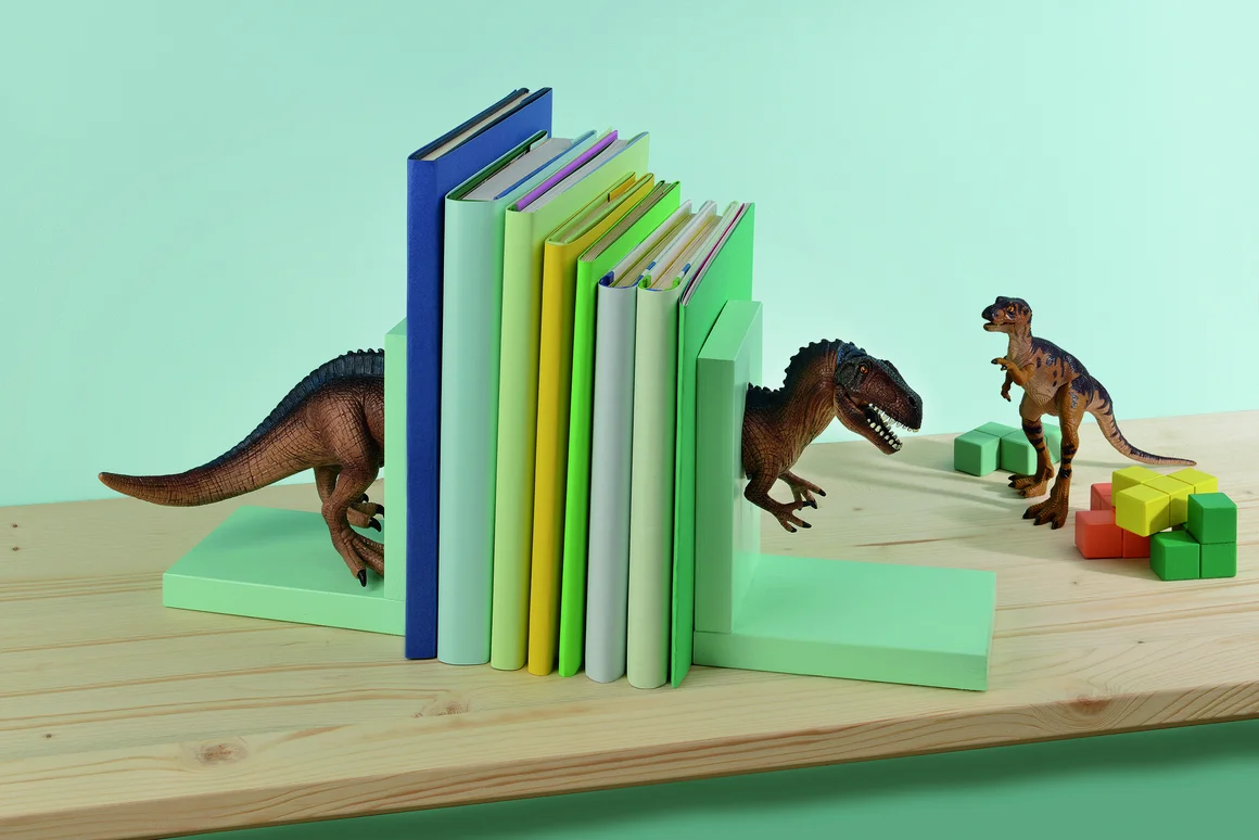 Bücher stehen zwischen zwei Dinosaurier-Buchstützen