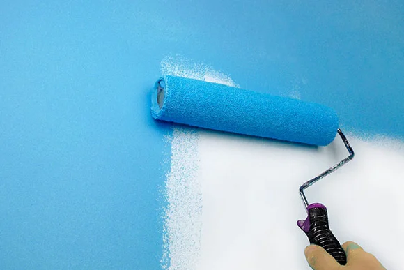 Wand wird blau gestrichen