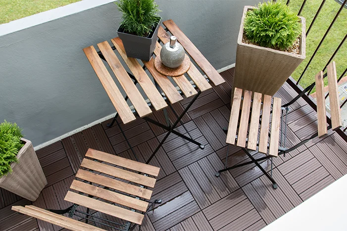 Balkon mit Tisch und Stühlen