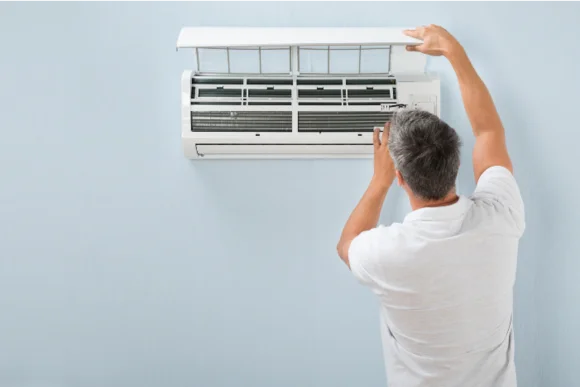 Person montiert Klimaanlage an Wand