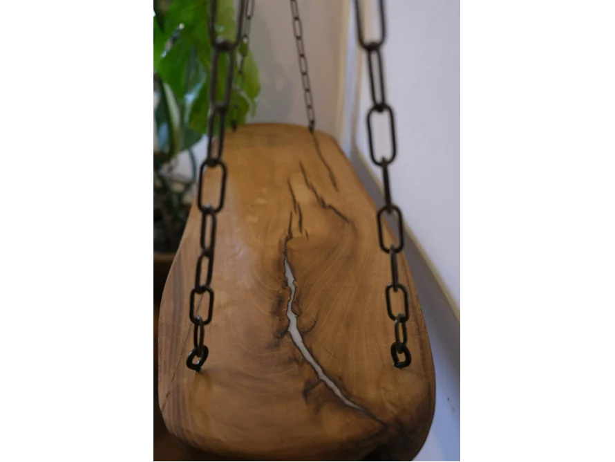 Hängeregal aus Holz mit Aufhängung