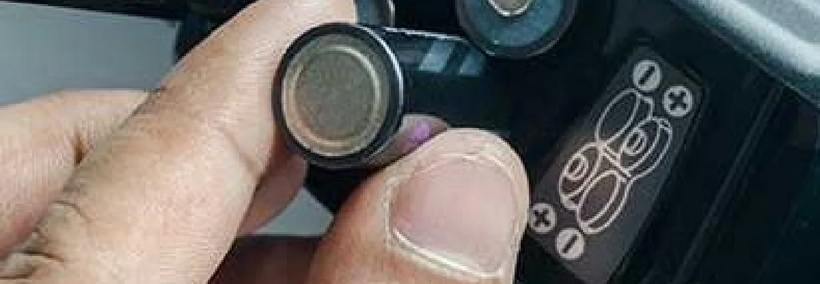 Person hält Batterie in der Hand
