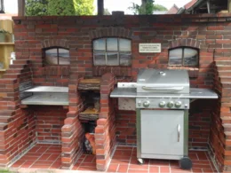 Eingebauter Grill in einer Backsteinwand