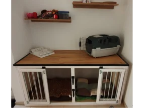 Doppelte Hundehütte aus Holz mit Hundebetten.