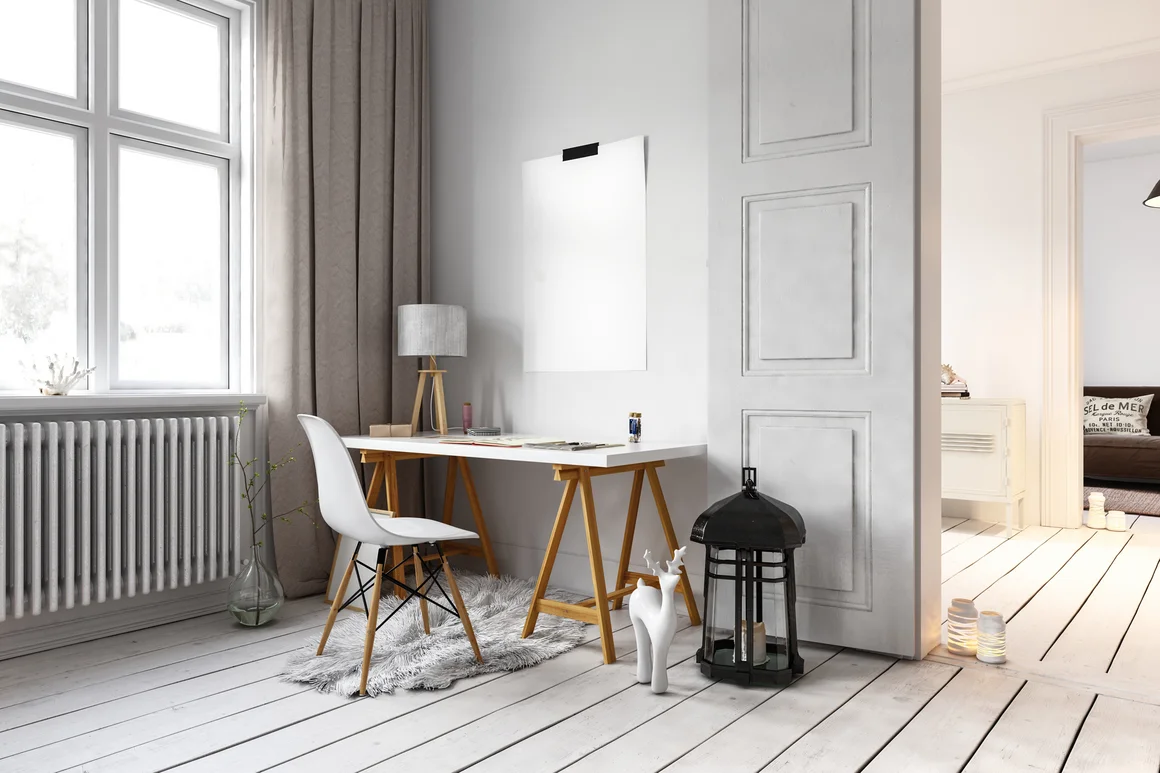 Heller Arbeitsplatz am Fenster