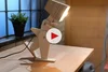 Hölzerne Roboterlampe auf Tisch