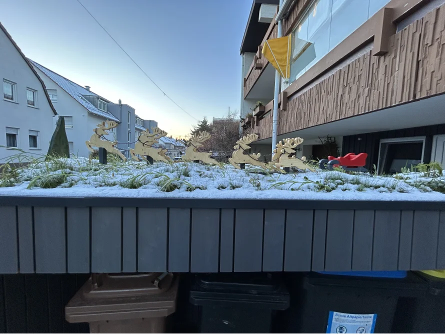 Weihnachtsdekoration auf einem Gartenhaus