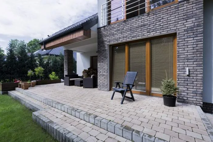 Gepflasterte Terrasse mit Gartenmöbeln