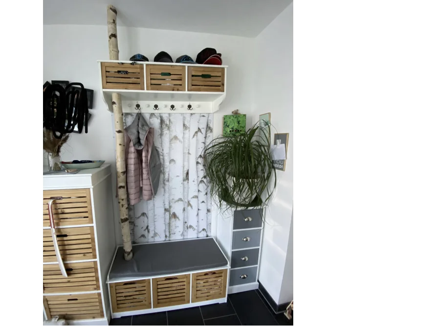 Garderobe mit Birkenstamm und Sitzbank