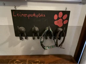 Leinenhalter mit Hundehinterteilen