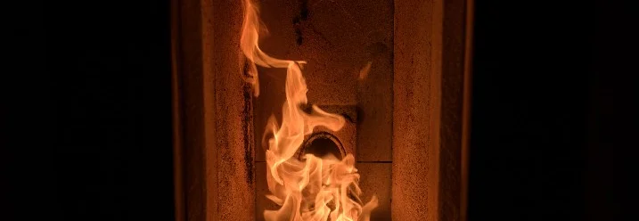 Flammen in einem Pelletofen