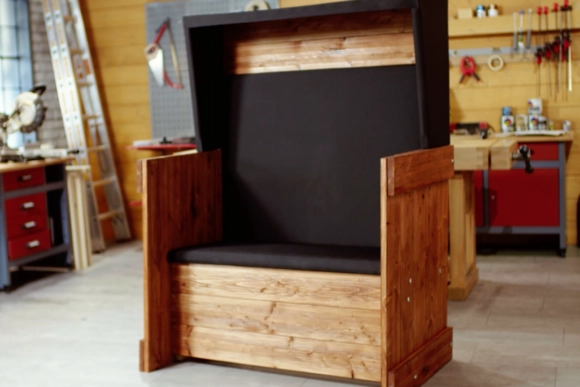Strandkorb mit Dach aus Holz