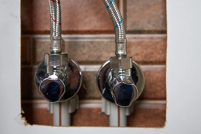 Zwei Wasseranschlüsse an Wand