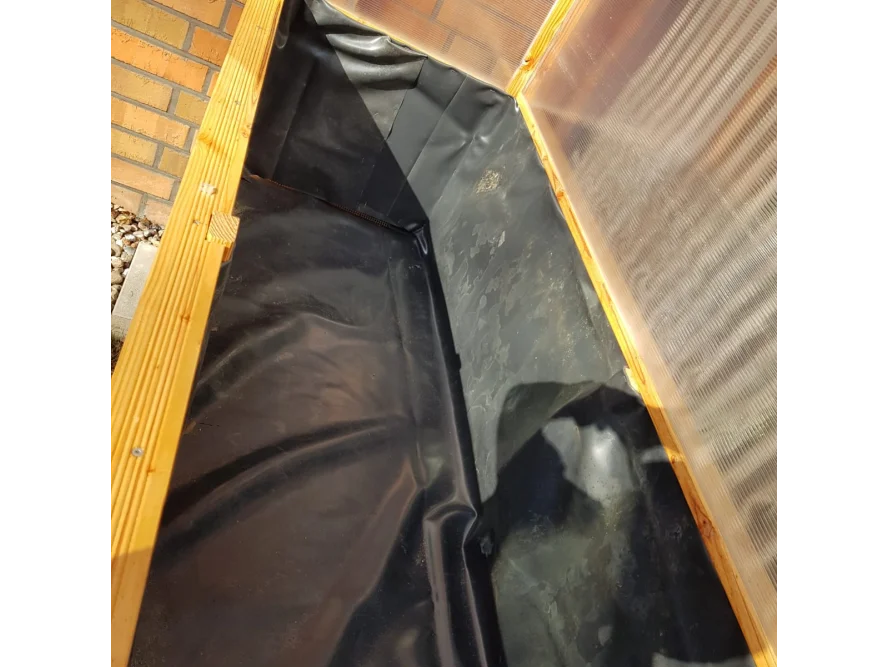 Leeres Hochbeet mit Teichfolie ausgelegt