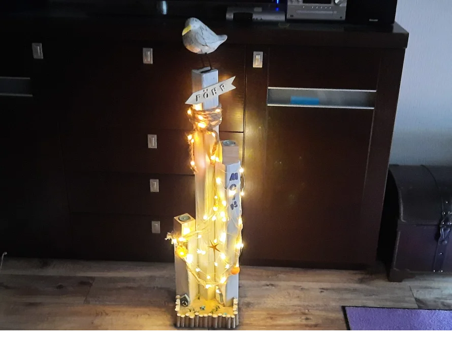 Holzdekoration mit Lichterkette