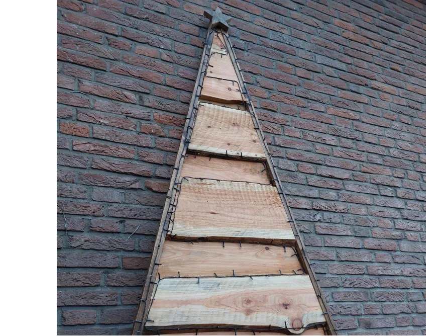 Weihnachtsbaum aus Holzlatten