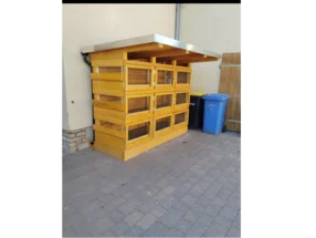 Hasenstall aus Holz mit drei Etagen